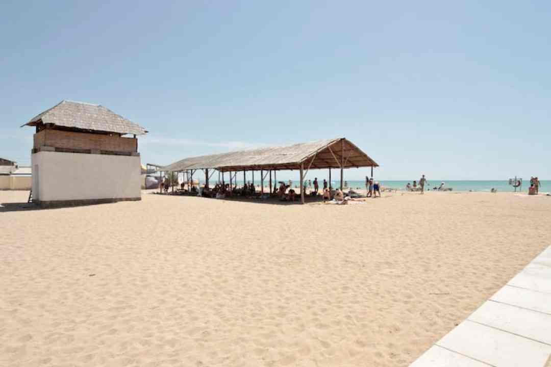 Песчаный пляж в Евпатории
